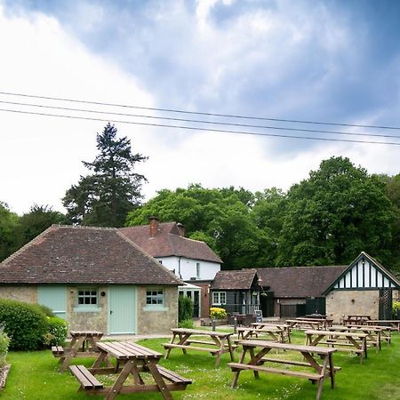 مبيت وإفطار هايواردز هيث The Cowdray Arms المظهر الخارجي الصورة