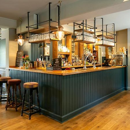 مبيت وإفطار هايواردز هيث The Cowdray Arms المظهر الخارجي الصورة