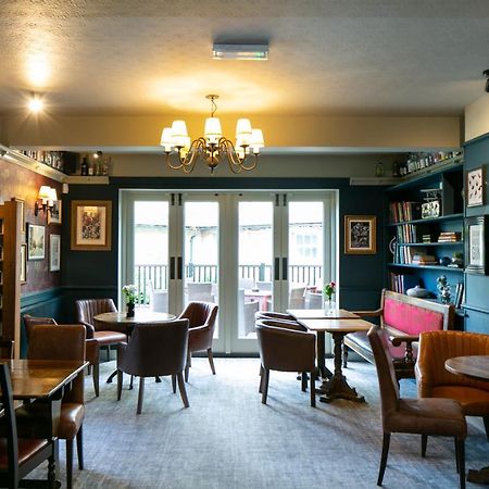 مبيت وإفطار هايواردز هيث The Cowdray Arms المظهر الخارجي الصورة