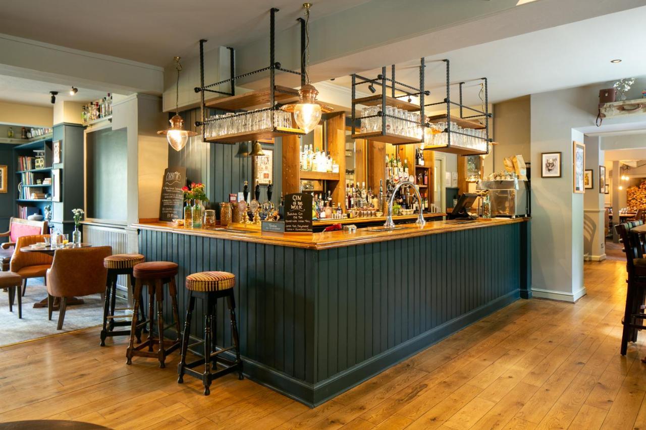 مبيت وإفطار هايواردز هيث The Cowdray Arms المظهر الخارجي الصورة