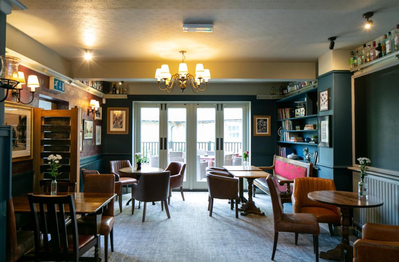 مبيت وإفطار هايواردز هيث The Cowdray Arms المظهر الخارجي الصورة